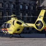 Emergency services on Dam Square, which has been cordoned off for a trauma helicopter. A stabbing incident has taken place in Sint Nicolaasstraat, in which several people have been injured.