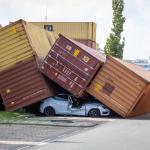 At Eemhavenweg in the Port of Rotterdam, strong gusts of wind caused several shipping containers to topple onto four vehicles.