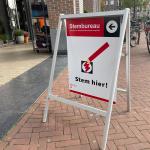 A polling place sign in front of the library in the Indische Buurt in Amsterdam during the Tweede Kamer election. 29 Oct. 2025