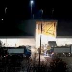 A tractor dumps salt into a grit truck on the A28 near Zwolle during a chilly overnight period. 21 Nov. 2025