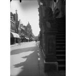 View of Langestraat in Alkmaar around 1935, with the Victoria theater, Hotel Proot, and Kofa on the left