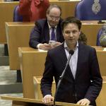 D66 MP Joost Sneller thanks his colleagues after passing a motion to make the prosecution service more independent from the justice minister. 25 Nov. 2025