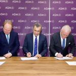ASM CFO Paul Verhagen (L) and Economic Affairs Minister Vincent Karremans (R) watch as Almere Mayor Hein van der Loo, ASM CEO Hichem M’Saad, and Flevoland King’s Commissioner Arjen Gerritsen sign an agreement to expand ASM’s presence in the region. 17 Dec. 2025