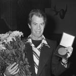 Hans van Manen receives the "Prijs van de Kritiek" (Critics' Prize) in the Gijsbreghtkelder in Amsterdam, 4 september 1974.
