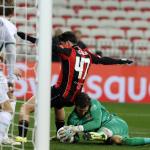 Tiago Gouveia (C) of OGC Nice and Jari De Busser (R) of Go Ahead Eagles in action during the UEFA Europa League soccer match between OGC Nice and Go Ahead Eagles in Nice, France, 22 January 2026.