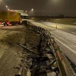 A truck driver lost control on a snowy, icy portion of the A5, prompting the closure of the motorway between IJmuiden and the Raasdorp interchange near Amsterdam's Westpoort area. 2 Jan. 2026