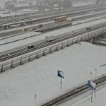Traffic slows down as snow begins to fall again on the A4 near Roelofarendsveen. 7 January 2026