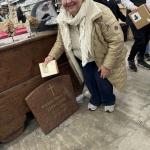 Relative collects gravestone and prayer book left at a thrift store in Aalsmeer, 1 February 2026
