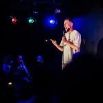 Comedian Rogier Bak during a stand-up performance in 2025