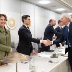 PRO Senator Paul Rosenmöller shakes Prime Minister Rob Jetten's hand after receving majority support for his motion to scrap the Cabinet's plans to increase state pension age more rapidly. Deputy Prime Minister Dilan Yeşilgöz is next to Jetten, smiling at the camera. 7 April 2026