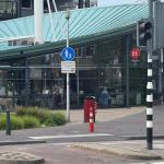 The e pedestrian crossing from the Stadspolder station toward the shopping center in Dordrecht, where a boy on a fatbike attacked an grandfather and another passerby on 7 May 2026