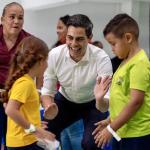 Prime Minister Rob Jetten participating in a school sports day on Aruba during his visit to the Caribbean part of the Netherlands, 13 May 2026