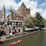Kayakers paddle past the terraces along the Oudegracht in Utrecht. 30 July 2025