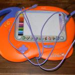 800px-Vtech_Vsmile_french_drawing_pad (1)