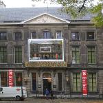 800px-Paleis_lange_voorhout_with_banner