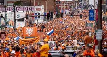 Kansas City locals join Oranje fans' traditional fan walk to the stadum for the NetherlKansas City locals join Oranje fans' traditional fan walk to the stadum for the Netherlands vs Tunisia World Cup match, 25 June 2026ands vs Tunisia World Cup match, 25 June 2026