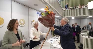 D66 Senator Paul van Meenen congratulates VVD MP Bente Becker and hands a bouquet to D66 MP Wieke Paulusma after the Eerste Kamer approved a ban on gay conversion therapy. 16 June 2026